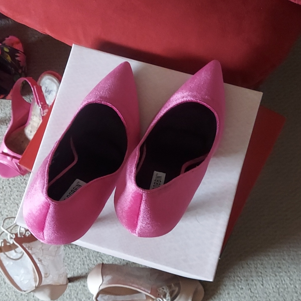 NWT Velvet Heels Pumps Fuchsia